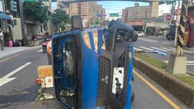 貨車自撞慘翻車，現場超凌亂。（圖／警方提供）