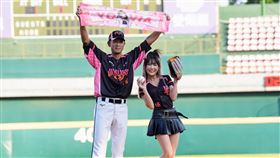 ▲統一獅守備教練玉木朋孝高舉女孩Yovia的毛巾。（圖／統一獅提供）