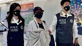 李陳妙音涉吸金逾5億元  遭遣返回台（2）藍海地產集團涉嫌非法吸金新台幣5億多元，集團董事長李陳妙音逃亡海外，9日被遣返回台，由調查局高雄市調查處將她解送高雄地檢署歸案。李陳妙音（中）面對媒體提問始終沉默。中央社記者葉臻攝  113年5月9日