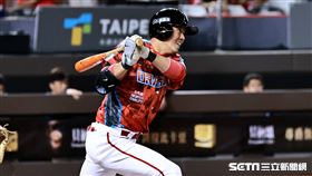 ▲味全龍一壘手郭嚴文二壘方向滾地球造成岳東華傳球失誤，李凱威跑回球隊第1分。（圖／記者劉彥池攝影）