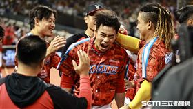 ▲味全龍中外野手張祐嘉炸裂2分砲。（圖／記者劉彥池攝影）