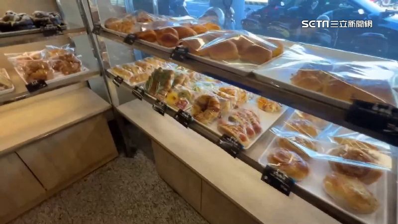 為了買一個特價台幣19元麵包，老人家卻站在麵包架前猶豫不決，甚至緊張到手指發抖。（圖／資料照）