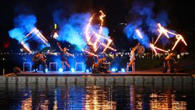 「2024光織影舞」開幕 火舞躍上湖面震撼人心！　黃敏惠市長大讚「有影真光」