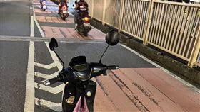 華中橋發生男騎士自撞護欄意外，送醫搶救仍宣告不治。（圖／翻攝畫面）