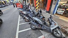 男開車新北五股沿路擦撞  多部機車傾倒新北市五股區成泰路8日下午發生多處交通事故，35歲童姓男子疑身體不適，駕車一路擦撞路邊停車，由於童男肇事後並未停車查看，反而持續開車上路，警方獲報後前往攔停，將開單告發。（翻攝照片）中央社記者王鴻國傳真  113年9月8日