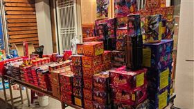 民宅違法儲存爆竹火藥百公斤  嘉市消防局開罰嘉義市消防局14日晚間發現吳鳳南路一間民宅存放大量爆竹煙火，合計火藥量逾100公斤，將釐清所有權人後依法開罰。（嘉義市消防局提供）中央社記者蔡智明傳真  113年9月15日