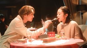 吉野北人(左)在《我的一夜騎士》勾搭人妻，夜遊橫濱瘋狂約會。（圖／中影提供）