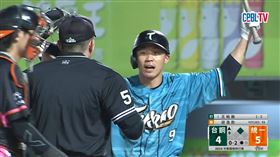 ▲主審判定王柏融故意碰球，經過挑戰改判觸身球。（圖／翻攝自CPBLTV）