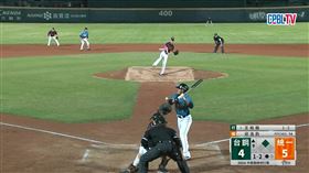 ▲主審判定王柏融故意碰球，經過挑戰改判觸身球。（圖／翻攝自CPBLTV）