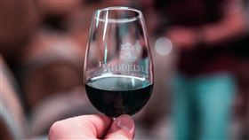 喝酒，酒杯（圖／Pixabay)
