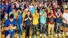 金獎作品以排場壯觀為題，但廣角效果超乎預期，軀體詭異變形慘成「九頭身」。（圖／翻攝自恆春鎮公所網站）