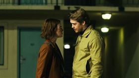 艾瑪史東（左）和喬艾爾文在《憐憫的種類》飾演離婚夫妻。（圖／CATCHPLAY+提供）