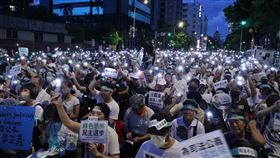 ▲民眾黨【集結！為台灣的司法正義站出來！】公民怒吼第一站，現場椅子坐滿，支持者高舉牌子力挺柯文哲。（圖／記者鄭孟晃攝影）