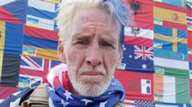 美國男子勞斯（Ryan Wesley Routh）手持AK47步槍，企圖在高爾夫球場暗殺川普。（圖／翻攝自X平台＠Ryan Wesley Routh）