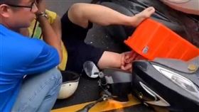 有網友po上車禍過程，騎士傷勢嚴重，腿部「炸爛成條狀」。（圖／翻攝社會事新聞影音畫面）
