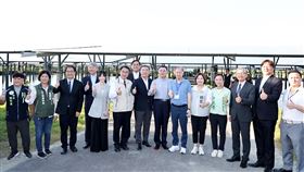台南市長黃偉哲陪同行政院長卓榮泰視察七股區漁電共生案場