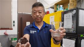 台科大產學攜手 從廢棄咖啡渣萃取保養品原料台灣科技大學機械工程系特聘教授郭俞麟（圖）帶領團隊，用咖啡渣提煉出含有豐富綠原酸及咖啡因的純露，可作為保養品原料，萃取後的咖啡渣再交由廠商製成低碳製程木炭。（台科大提供）中央社記者許秩維傳真  113年9月16日