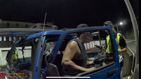 游男雖然配合，但神情怪異，最後仍遭員警識破。（圖／警方提供）