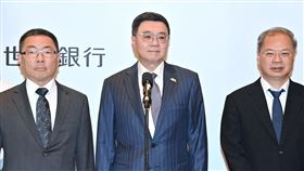 行政院長卓榮泰今(16)日視察「國泰世華商業銀行臨櫃關懷阻詐執行情形」。（圖／行政院提供)