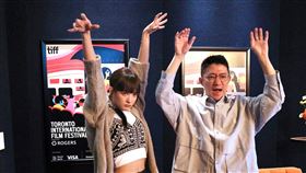 《鬼才之道》徐漢強（右）與王淨（左）出席 TIFF，「好狠啊」手勢風潮也吹到多倫多。（圖／牽猴子提供）