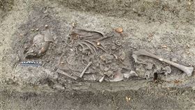 波蘭考古團隊近期在東南部城市赫爾姆（Chelm）一處13 世紀的主教花園遺址中，挖掘出疑似「吸血鬼」的遺骸，死者看似幼童，頭顱與身體分離、面部朝下，還被巨石壓住身軀。專家推斷，當時人們以這種方式處理遺骸，是為了要防止吸血鬼復生離開墓穴。