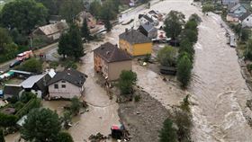 受到連日強降雨，捷克發生嚴重洪災。（圖／路透社／達志影像）