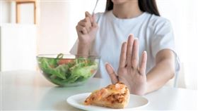 還你一個思緒清晰的大腦！ 營養師：拒絕上班腦霧，要避免這「6大NG飲食習慣」（圖 / 潮健康）