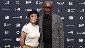 張艾嘉（左）憑《女兒的女兒》動人演技獲頒多倫多影展站台單元特別提及獎，與影展執行長卡麥隆貝利 Cameron Bailey合影。（圖／東昊提供）