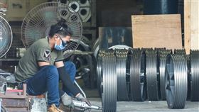 勞動部公布無薪假統計  整體較上期增153人勞動部17日公布最新減班休息（無薪假）統計，本期製造業金屬機電工業中有2家業者各增加約100餘人，另外花蓮震災影響當地仍有150多人實施無薪假；整體人數較上期增加153人。圖為新北市三重區業者工作情形。中央社記者吳家昇攝  113年6月17日