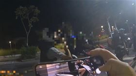少年們的威風在警方下車後，突然消失無蹤。（圖／警方提供）