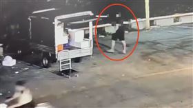 萬華區的台北農漁產公司堤外停車場竊盜。（圖／翻攝畫面）