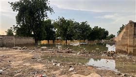 奈及利亞一座監獄外牆遭洪水沖垮，導致281名囚犯趁機越獄。（圖／路透社／達志影像）