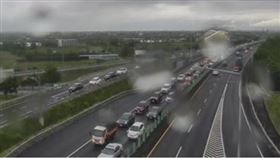 目前宜蘭－頭城北向路段已湧現車潮。（圖／1968即時路況）