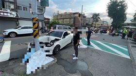 虎林國中,車禍,賓士,婦人,電線桿（圖／民眾提供）