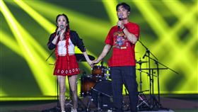 ▲味全龍李凱威與温嵐合唱《屋頂》。（圖／味全龍提供）