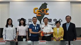 愛爾麗190萬慰勞花蓮搜救隊　加送搜救犬組最佳拍檔