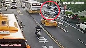 台南公園南路轎車衝撞多輛汽、機車。（圖／翻攝畫面）