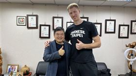 立委莊瑞雄宣佈高柏鎧正式成為歸化球員。（圖／莊瑞雄辦公室提供）