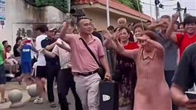 大陸巴黎奧運跳水冠軍全紅嬋近日回廣東湛江市麻章區邁合村探親，吸引大量遊客進村圍觀。（圖／翻攝自微博）