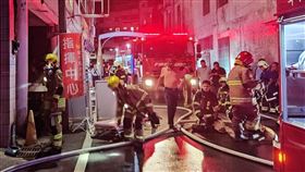 新竹縣芎林鄉今晚發生民宅火警，屋主受困火場被燒成焦屍。（圖／翻攝畫面）