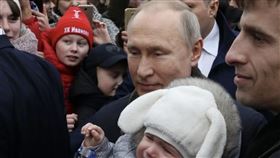 普丁救生育率，新政策與謎片結合？鼓勵人們「上班中愛愛」。（翻自《都市報》）