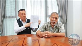 安捷大股東王陸雄（右）、股東自救會代表鄧雲峰（左）痛批，現有經營團隊不適任。