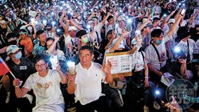 民眾黨8日晚間號召小草集會，在立法院濟南路上聲援柯文哲。