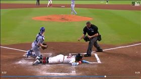 ▲艾德門（Tommy Edman）、赫南德茲（Enrique Hernandez）接力傳球幫山本由伸守下1分。（圖／翻攝自MLB官網）