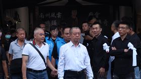 屏東角頭鴨頭告別式  周典論出席綽號「鴨頭」屏東角頭陳昫豪日前在高雄遭槍殺，4日在崁頂鄉自宅舉辦告別式；屏東縣議長周典論（前中）現身會場。中央社記者黃郁菁攝  113年9月4日