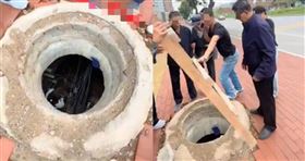 女兒掉進井裡！父親竟「阻攔施救先拍照」　知情人：可能擔心擔責
