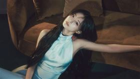 周子瑜推出SOLO專輯《abouTZU》變化多種造型。（圖／翻攝自YPTWICE X）