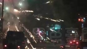 馬路不是施放場! 民眾分隔島放煙火險傷騎士