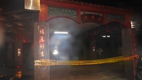 烘爐地涼亭內竟藏焦屍。（圖／警方提供）