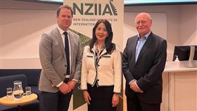 首頁 / 政治
紐國媒體評歐江安：台灣人本精神於國際贏在起跑點
2024/9/17 13:42（9/17 14:26 更新）
駐紐西蘭代表歐江安（中）應邀於威靈頓維多利亞大學，以「民主、和平與穩定-紐西蘭與台灣共享價值夥伴」為題演說。左為「紐西蘭國際事務協會」威靈頓分會長密道頓，右為教授羅貝爾。（駐紐西蘭代表處提供）中央社記者楊淳卉雪梨傳真 113年9月17日